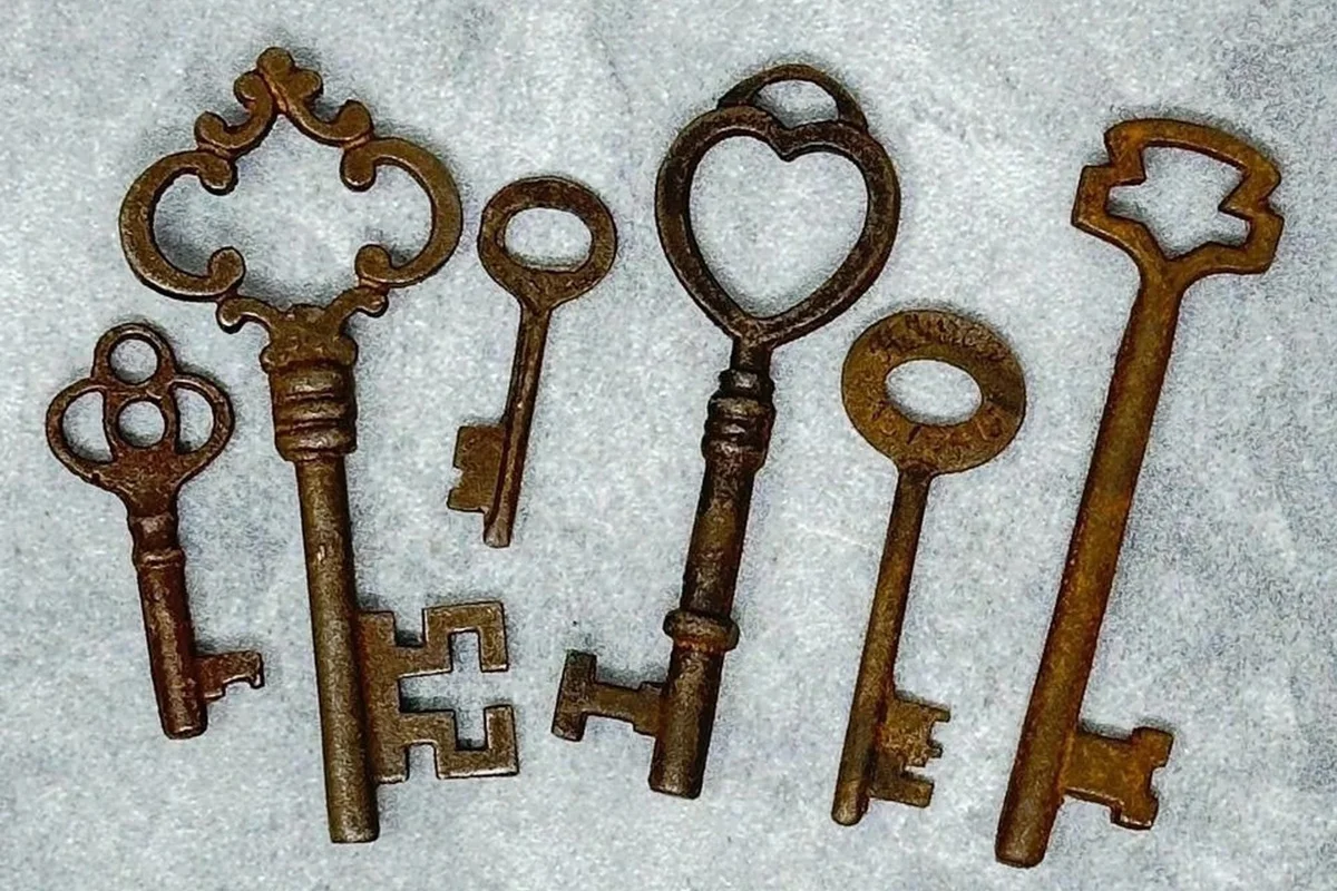 Antique Vintage Style 19th Century Iron Keys Assorted