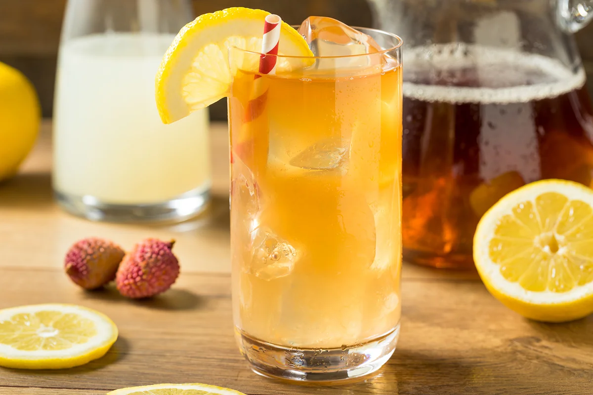 Refreshing Cold Lemonade and Iced Tea with a Lemon