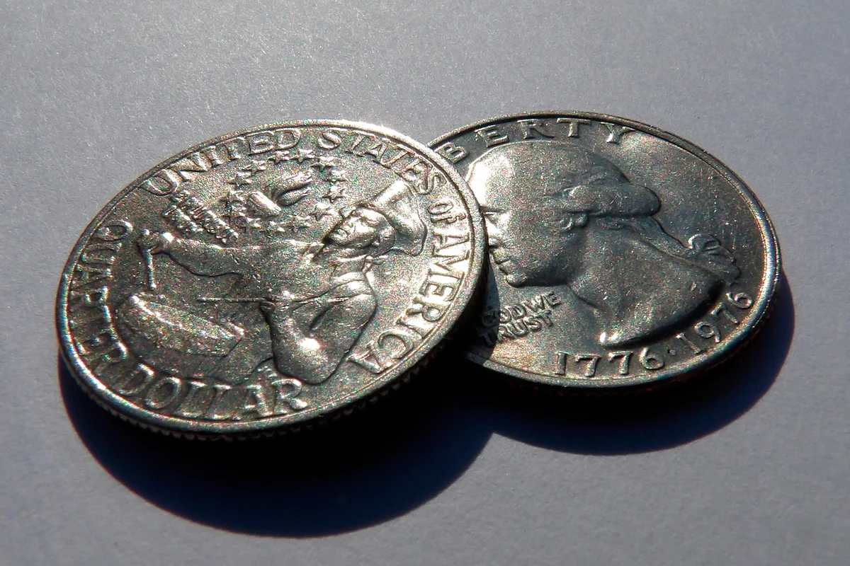 The obverse and reverse of the 1976 bicentennial quarter.