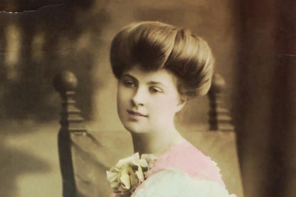 Old postcard printed in GERMANY shows hand painted photograph of famous AMERICAN pianist and composer Myrtle Elvyn