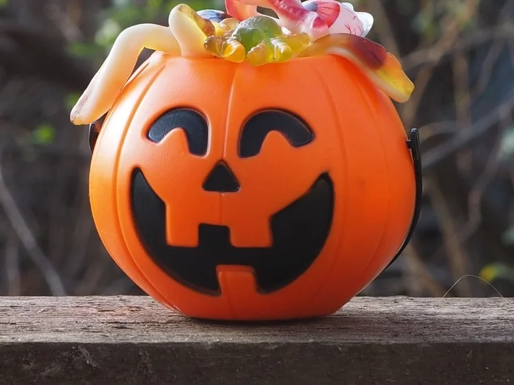 jack-o'-lantern bucket