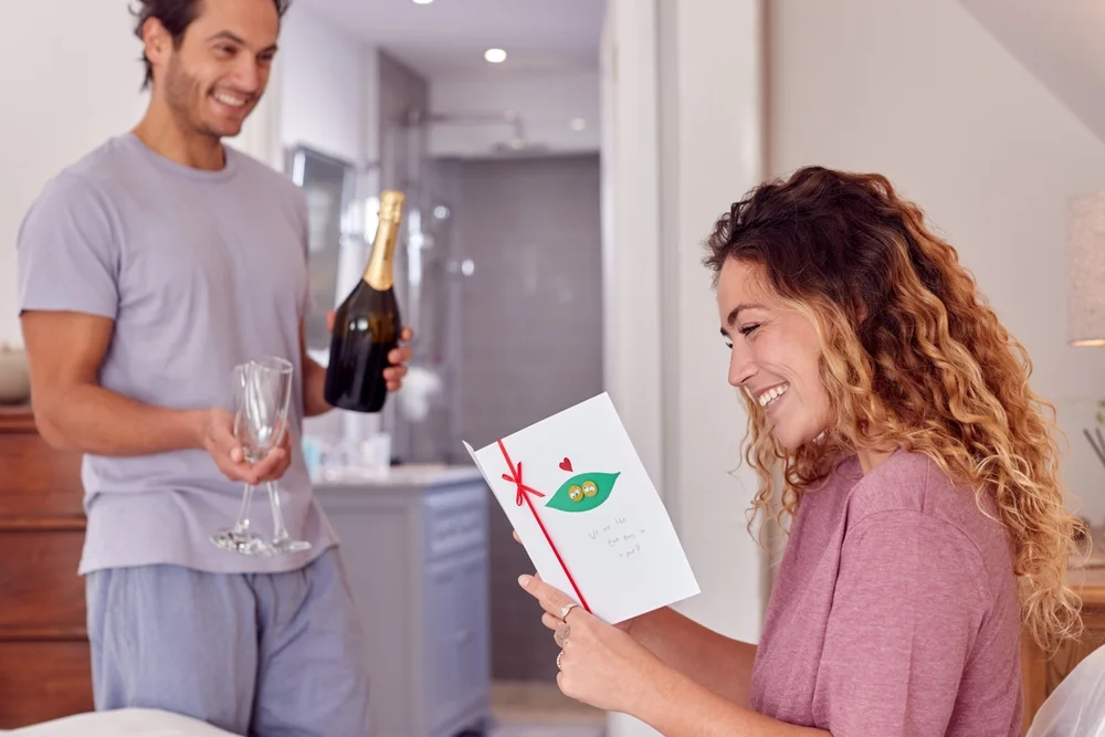 man giving woman an anniversary card