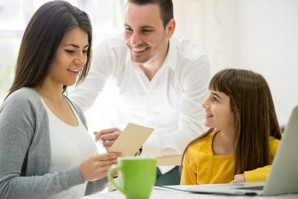 parents reading a greeting card