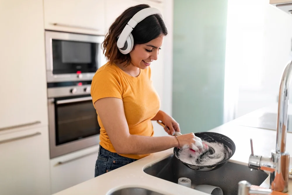 woman doing dishes