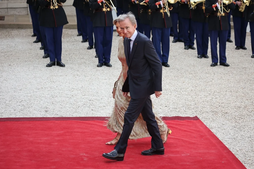 Bernard Arnault et Helene Mercier Arnault walking into an event in Paris.