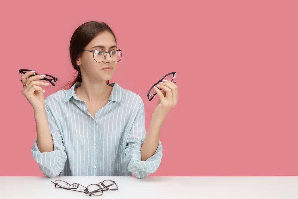 woman choosing glasses