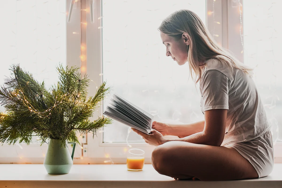 woman in the Christmas holidays reading a book