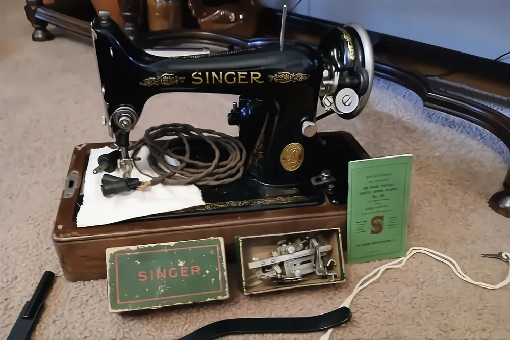 Singer 1929 Portable Antique Sewing Machine 99