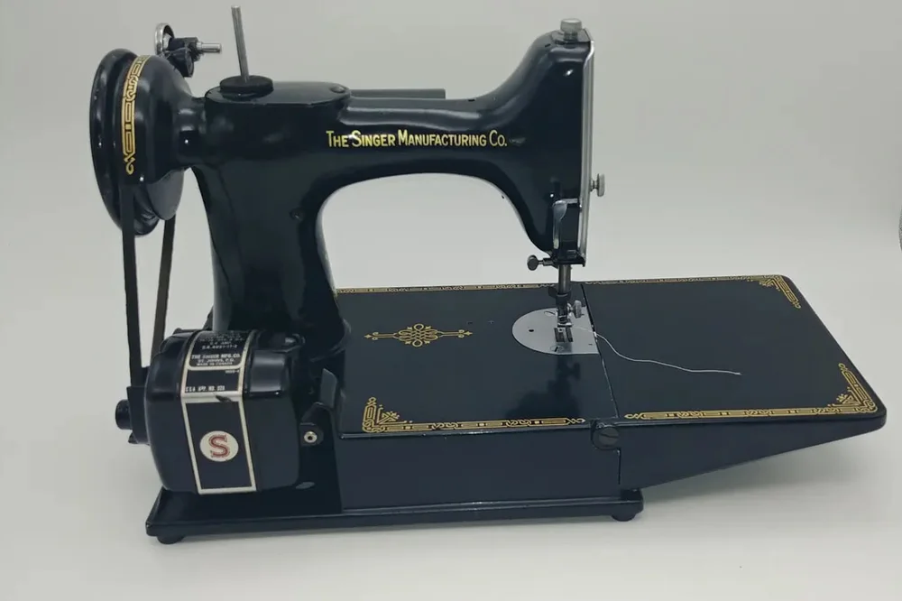 Singer 221K Featherweight With Case and Accessories 1952
