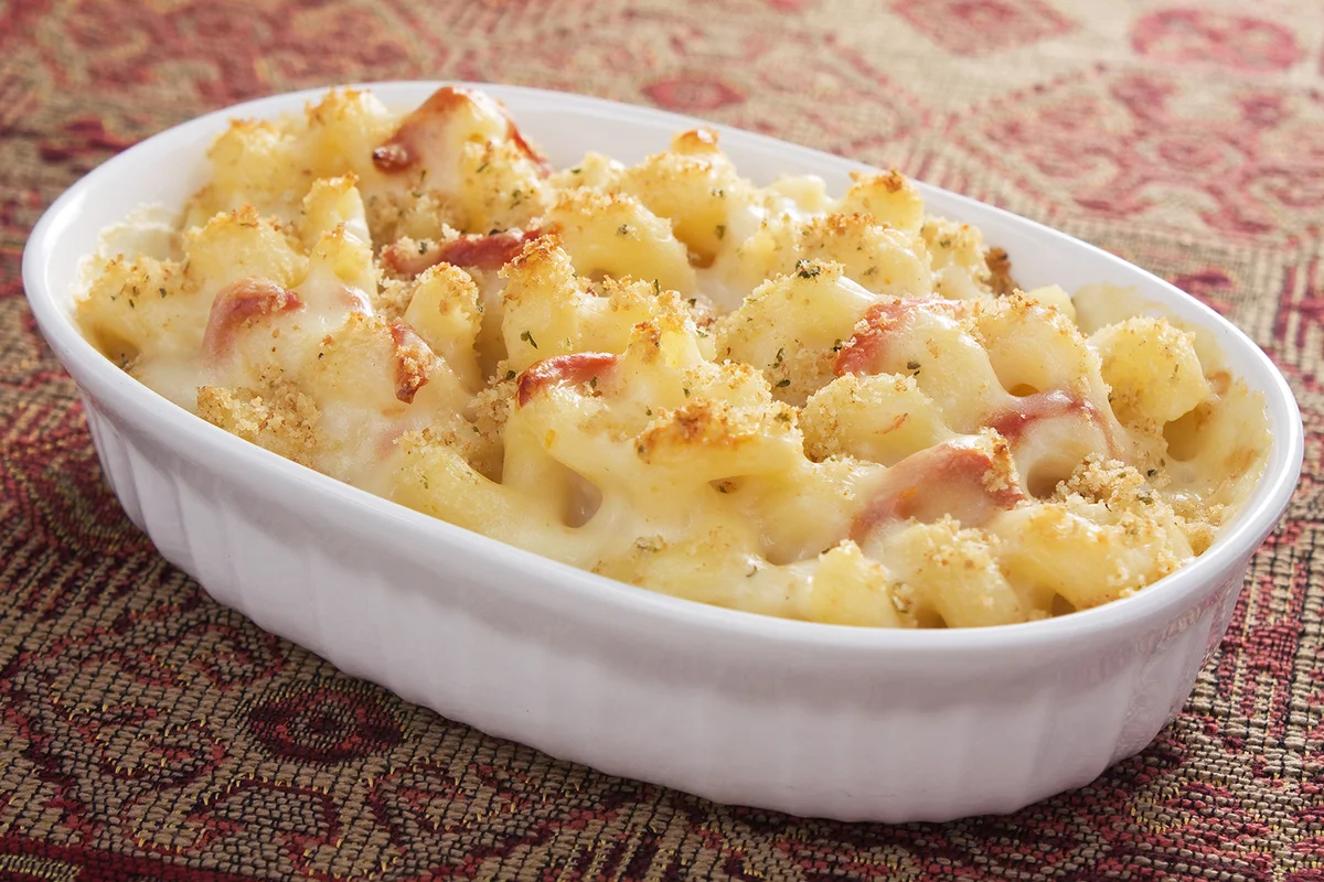 Creamy baked macaroni and cheese with sun-dried tomatoes