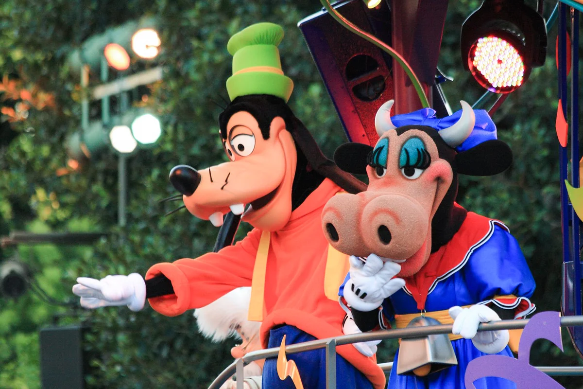 Celebrate! A Street Party: Goofy, Clarabelle
