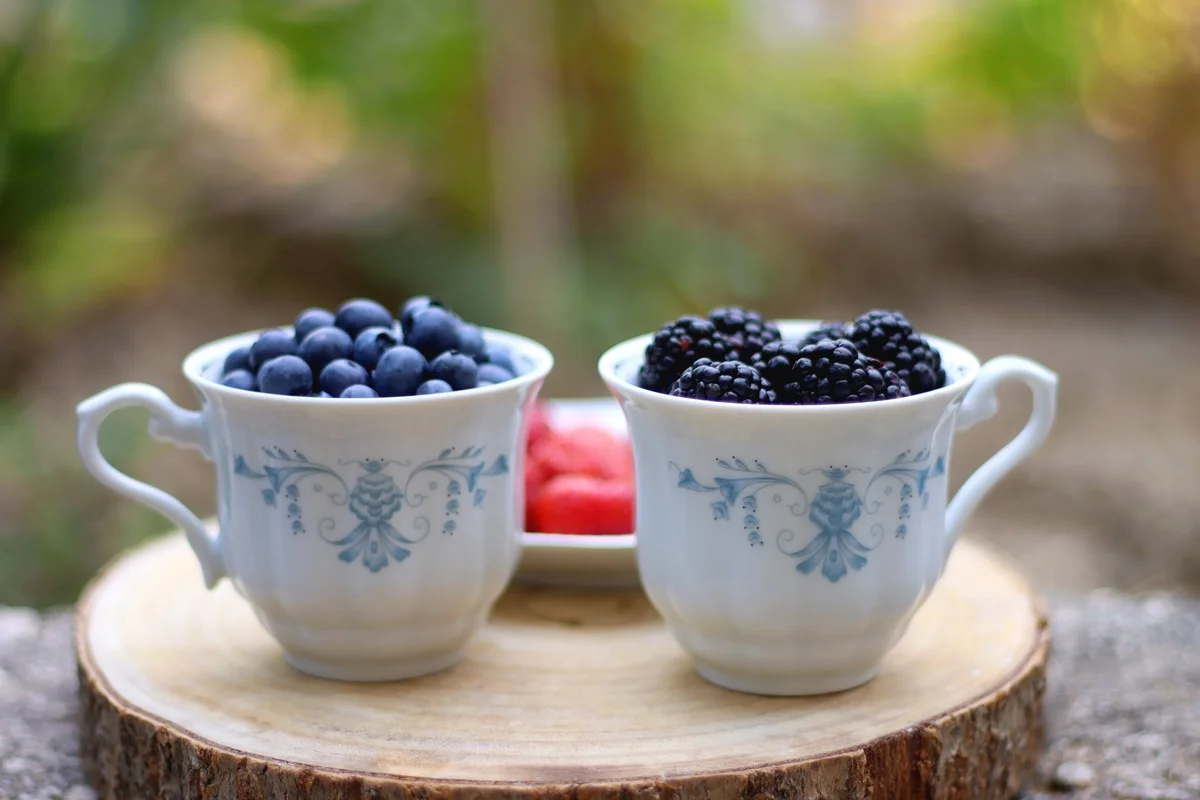 berry tea cup