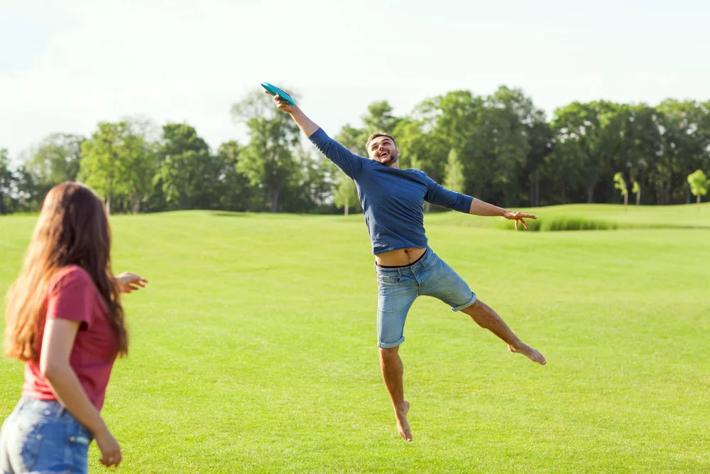 couple playing frisbee