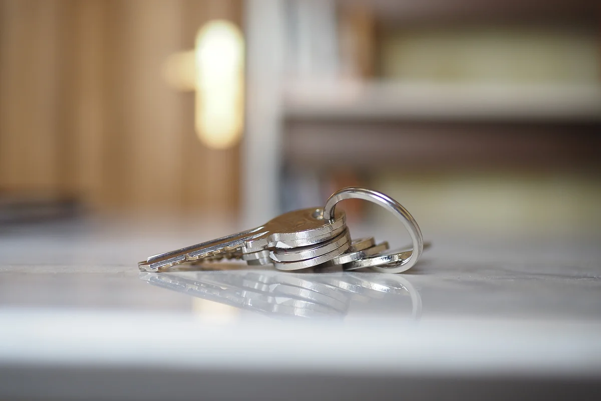 house keys on the ring on table in a room.