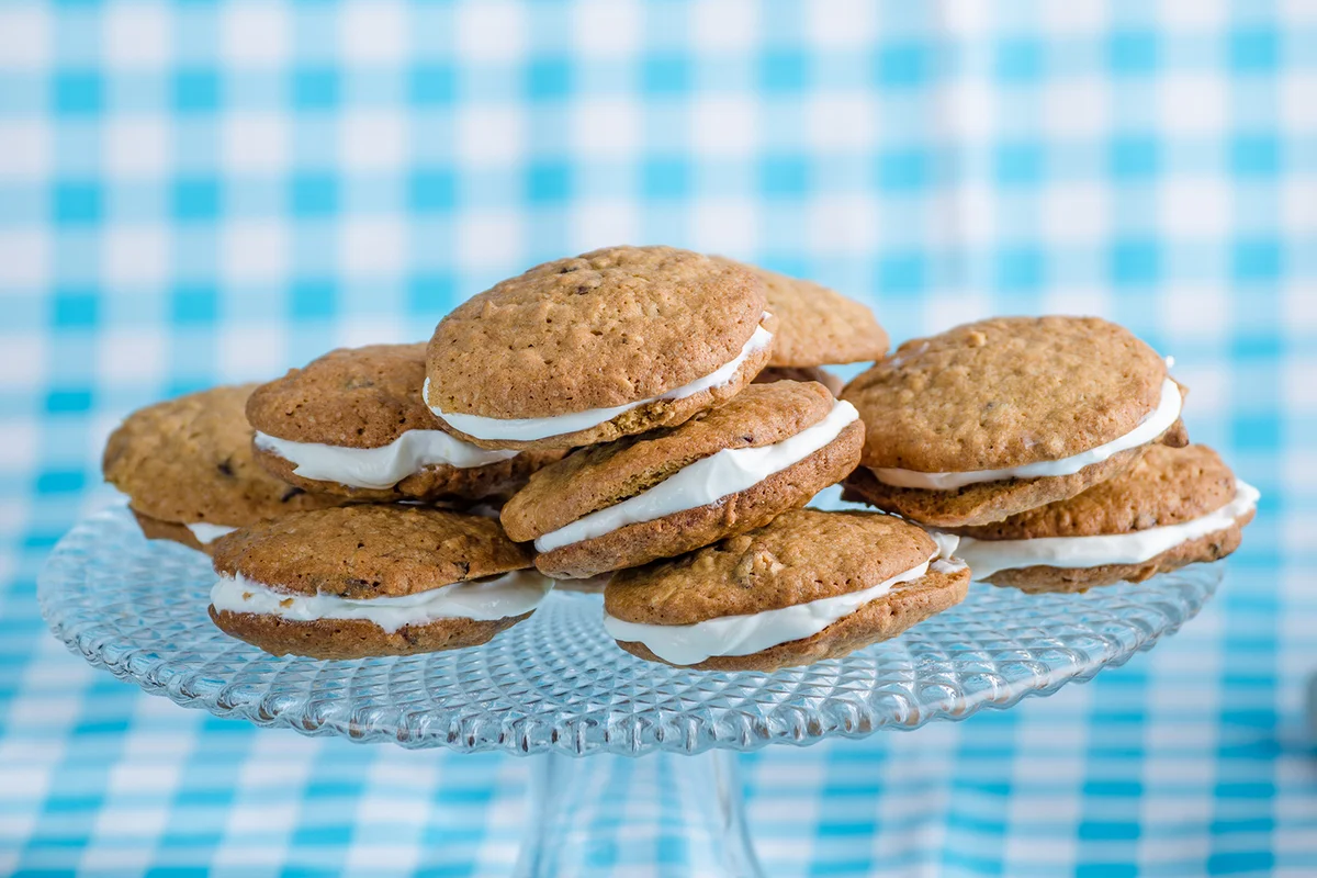 Homemade Oatmeal Cream Pie Cookies with creamy and delicious filling