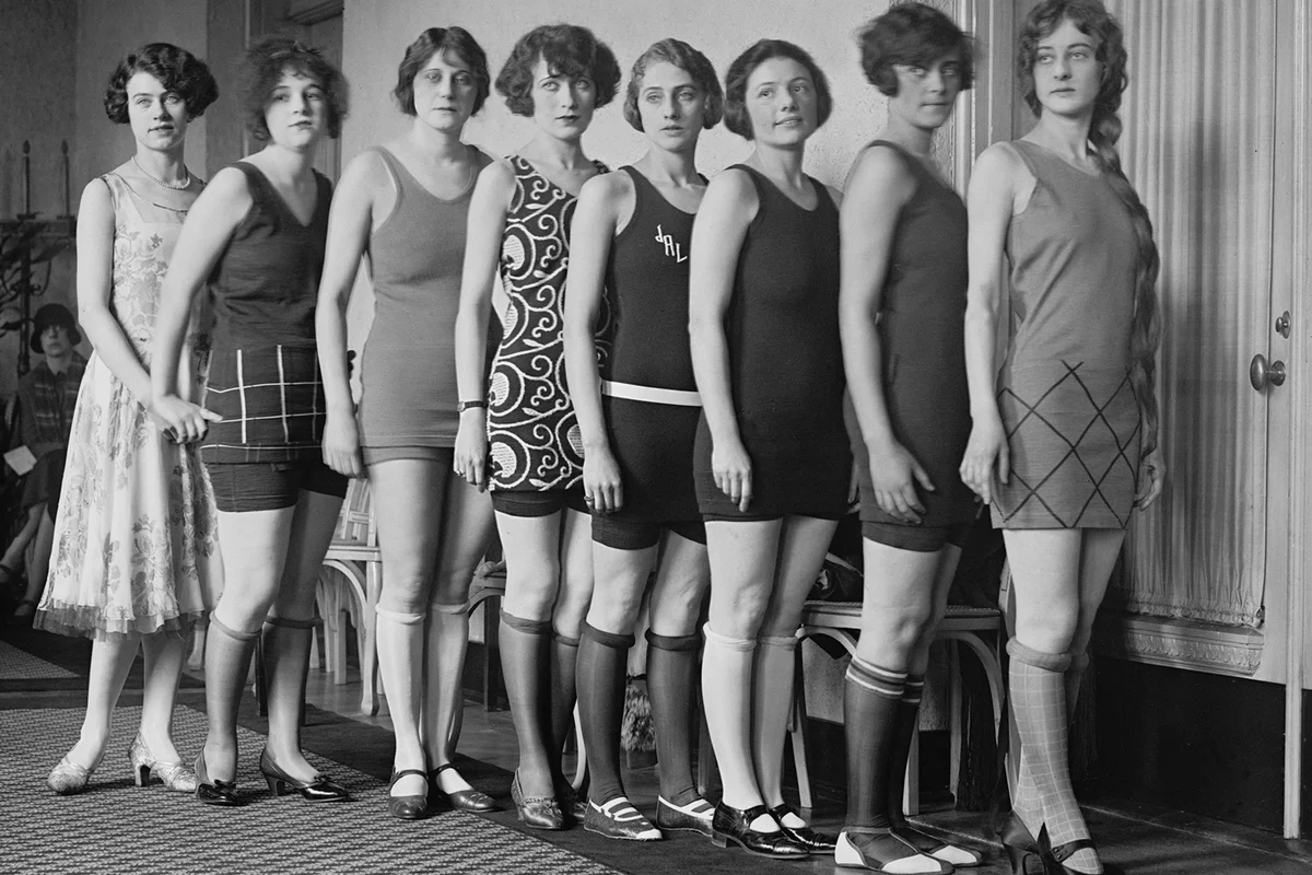 Applicants dressed in fashionable bathing suits and rolled stockings, 1925