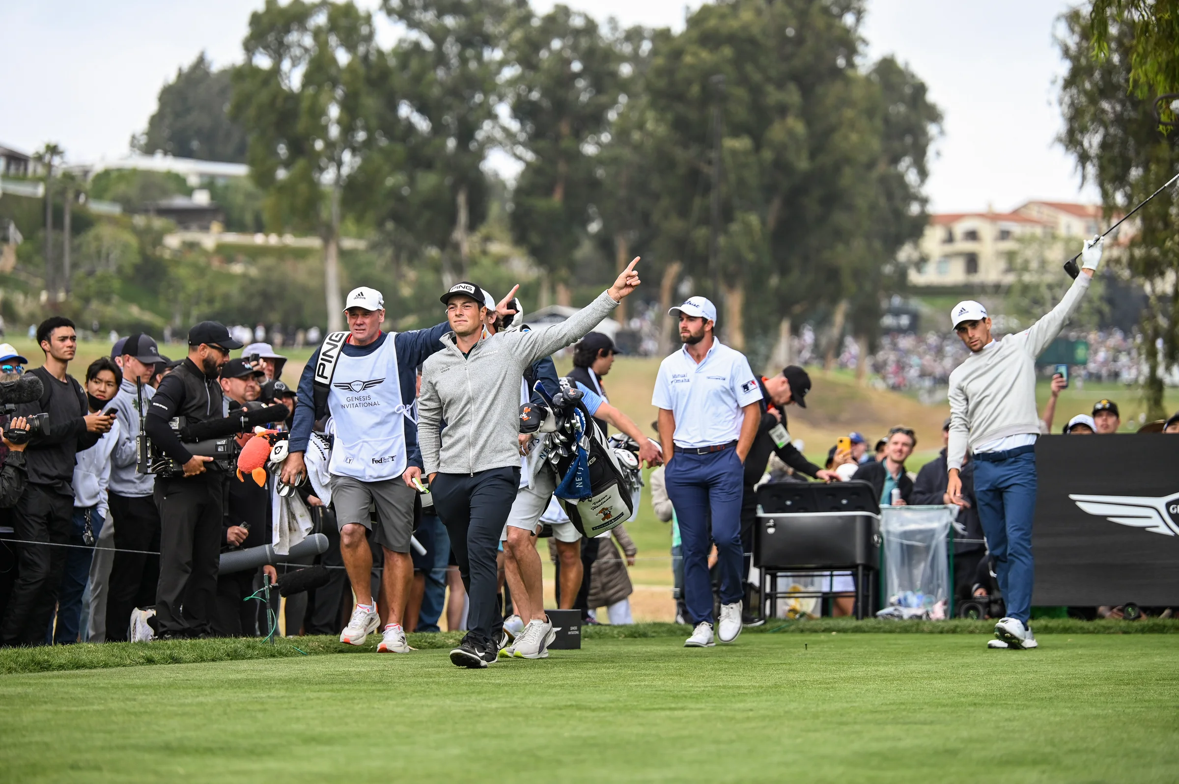 Golfers point to warn of a double cross