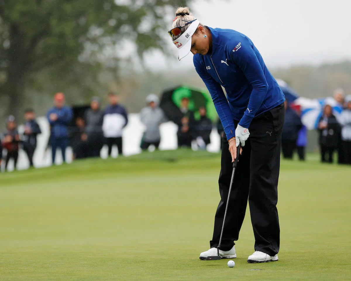 Saw putting grip