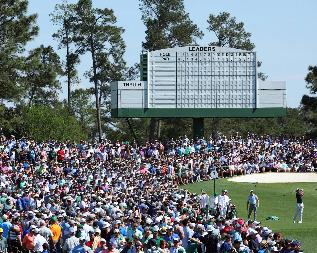 Crowd watches Tiger Woods practice round