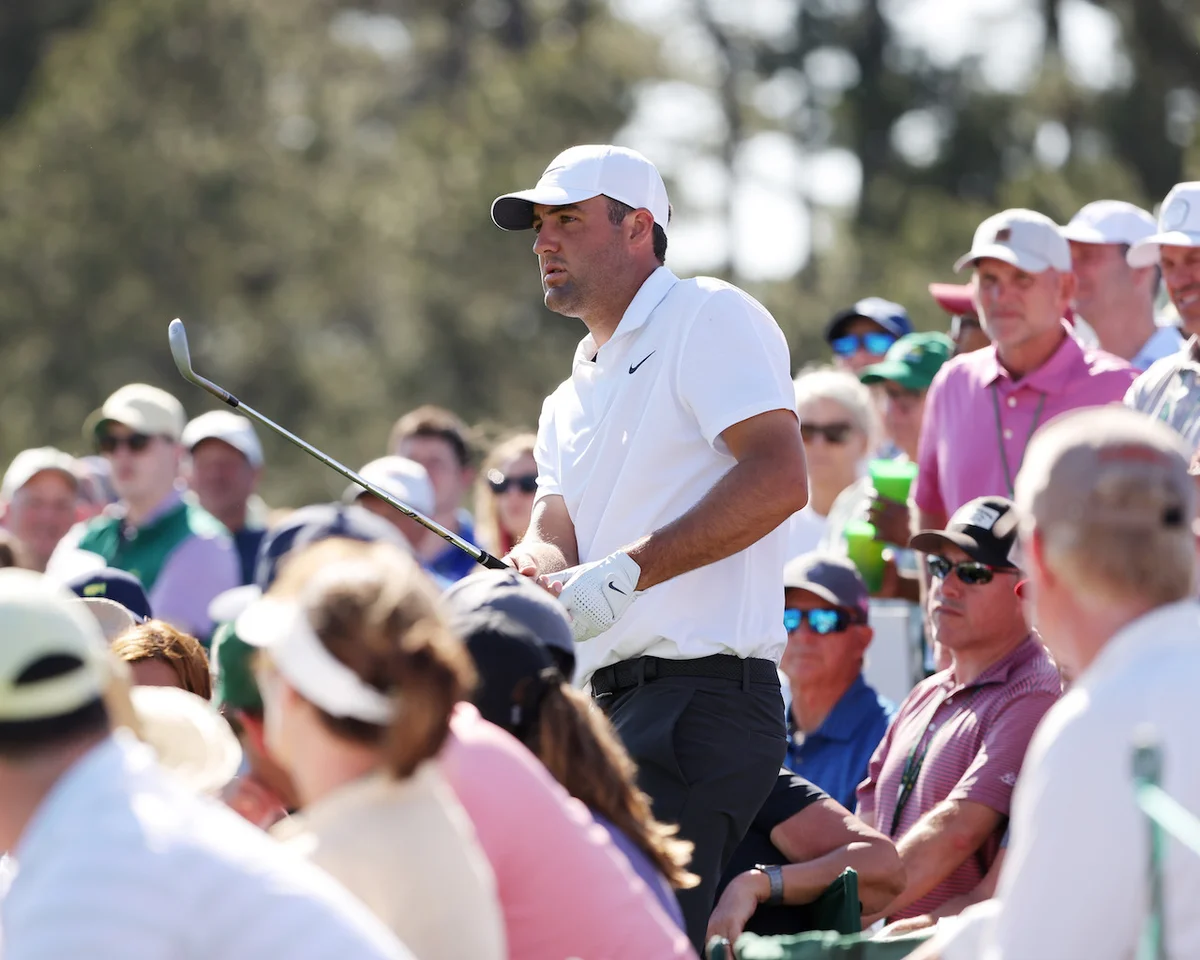Scottie Scheffler with crowd at Masters