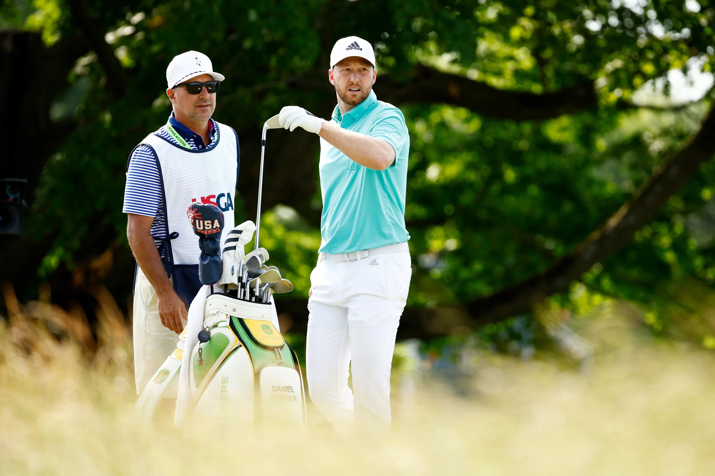 Brett Waldman caddies for Daniel Berger