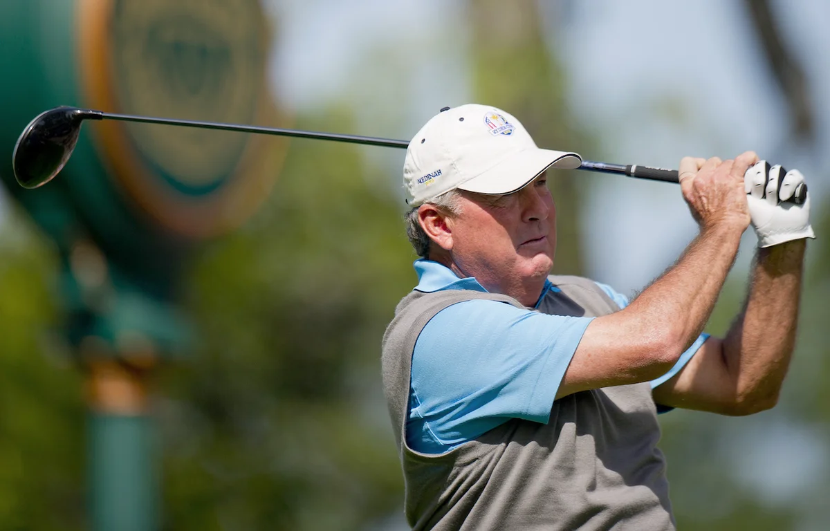 Lanny Wadkins watches golf ball