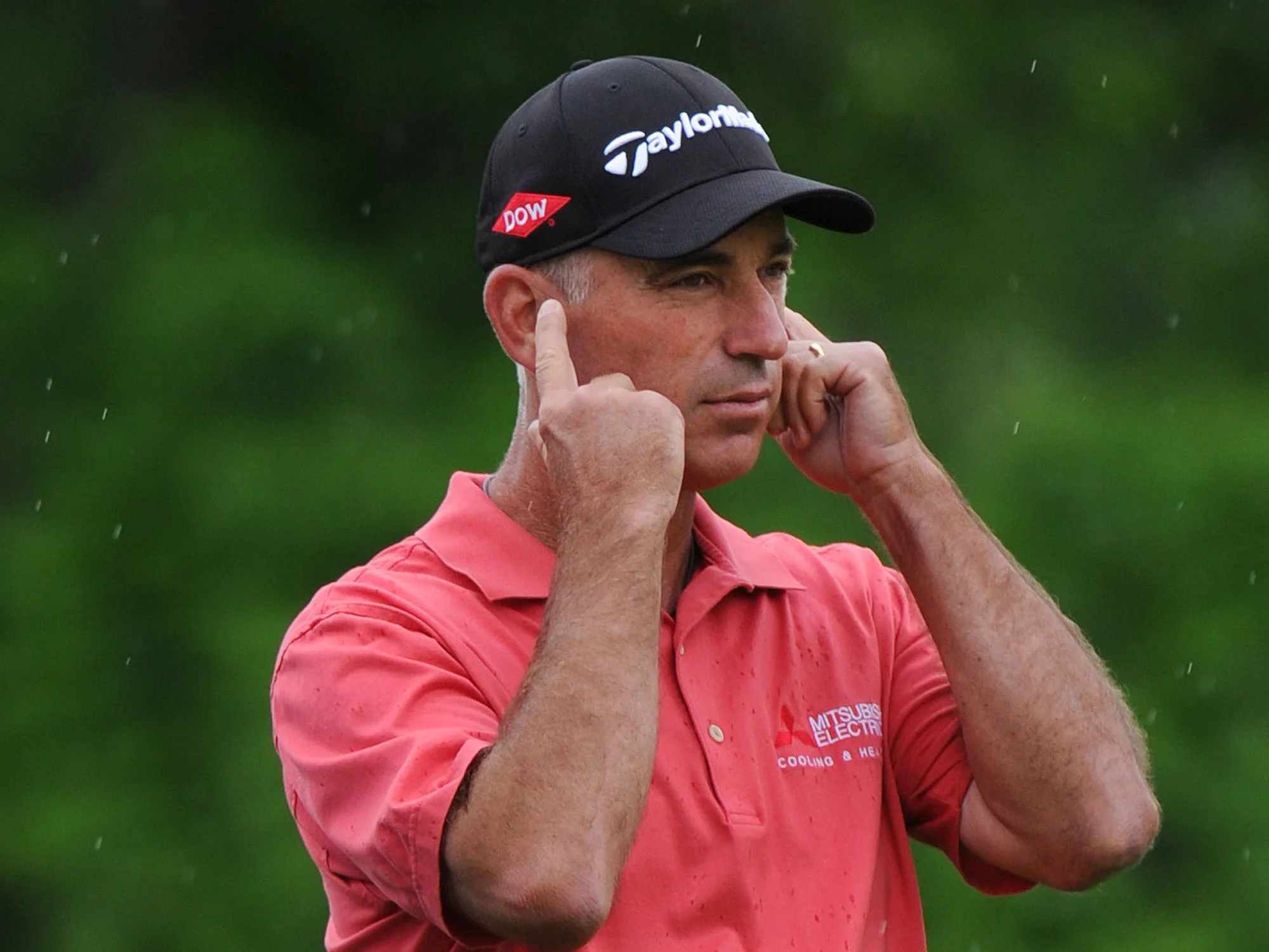 Corey Pavin covers his ears