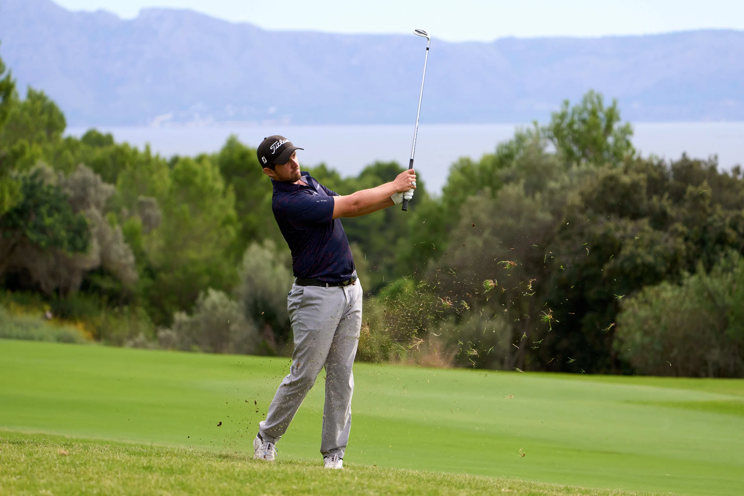 Manuel Elvira hits a flighted wedge shot