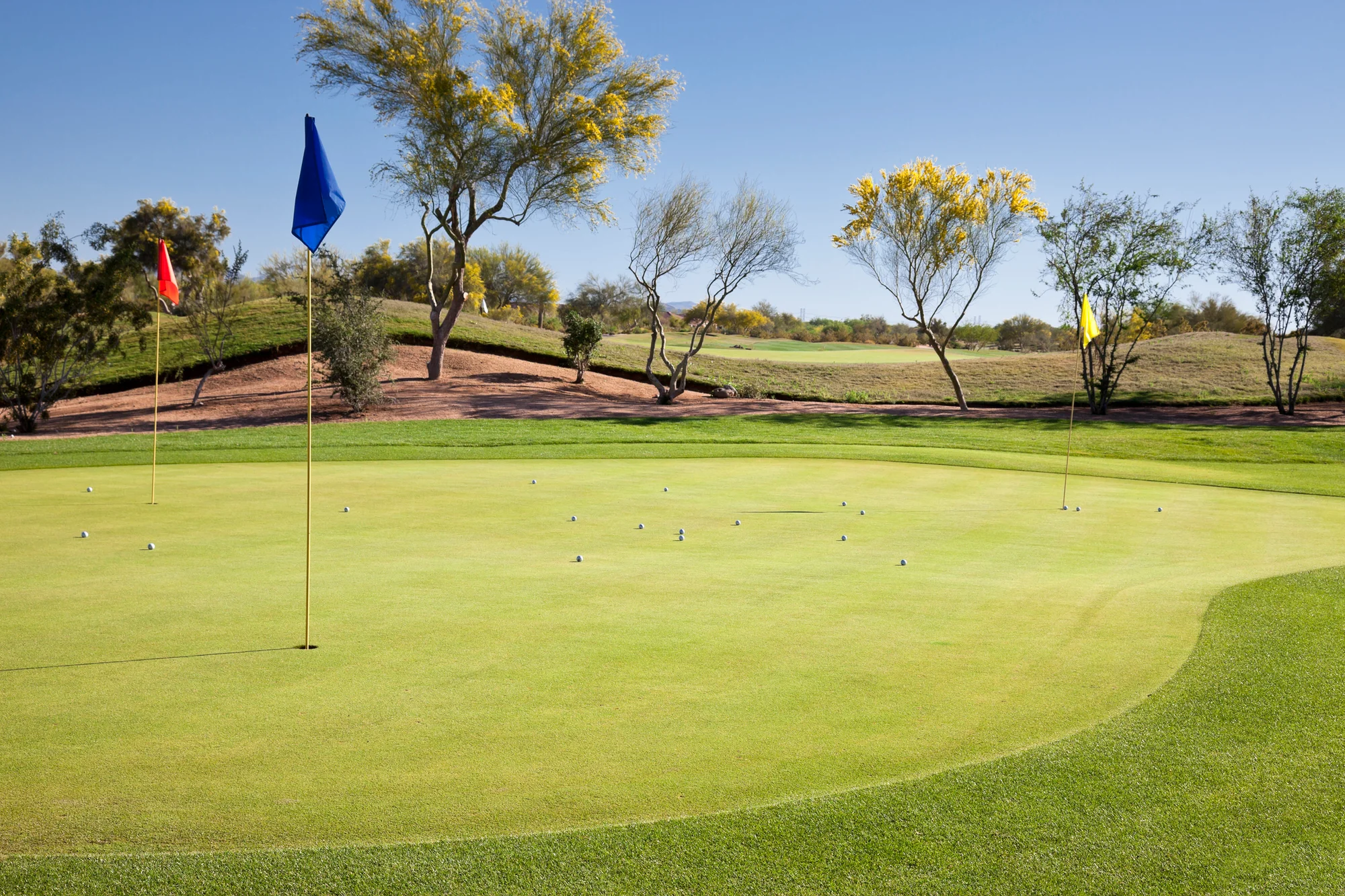 Golf chipping practice area
