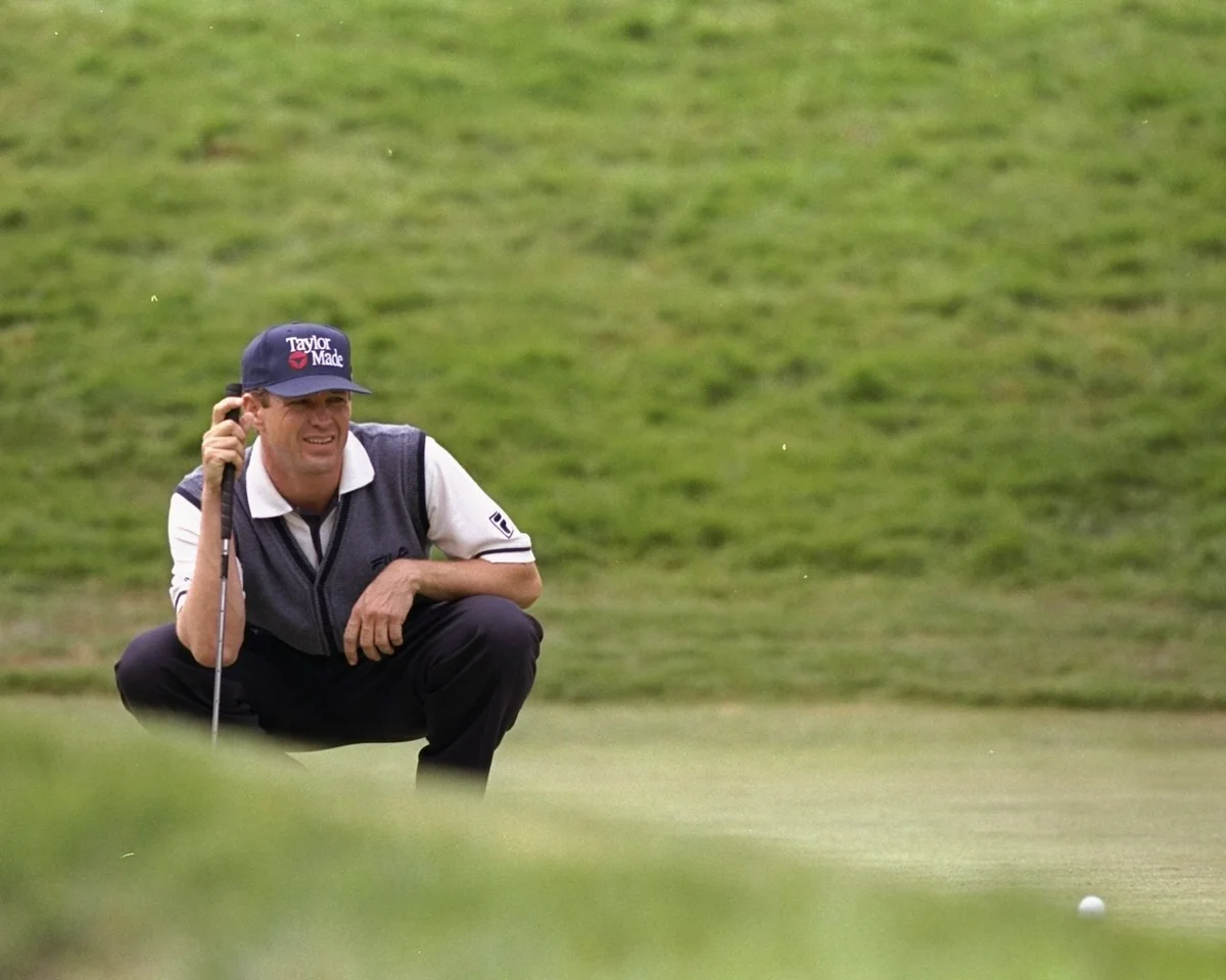 Lee Janzen lines up putt U.S. Open