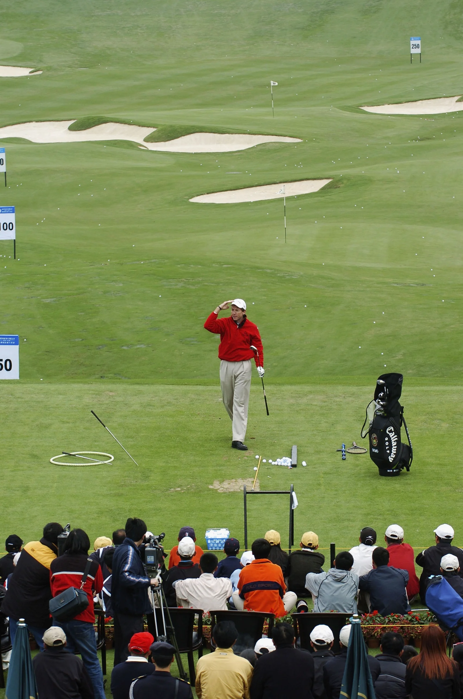 David Leadbetter teaching group of students