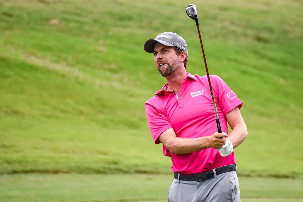 golfer using hybrid