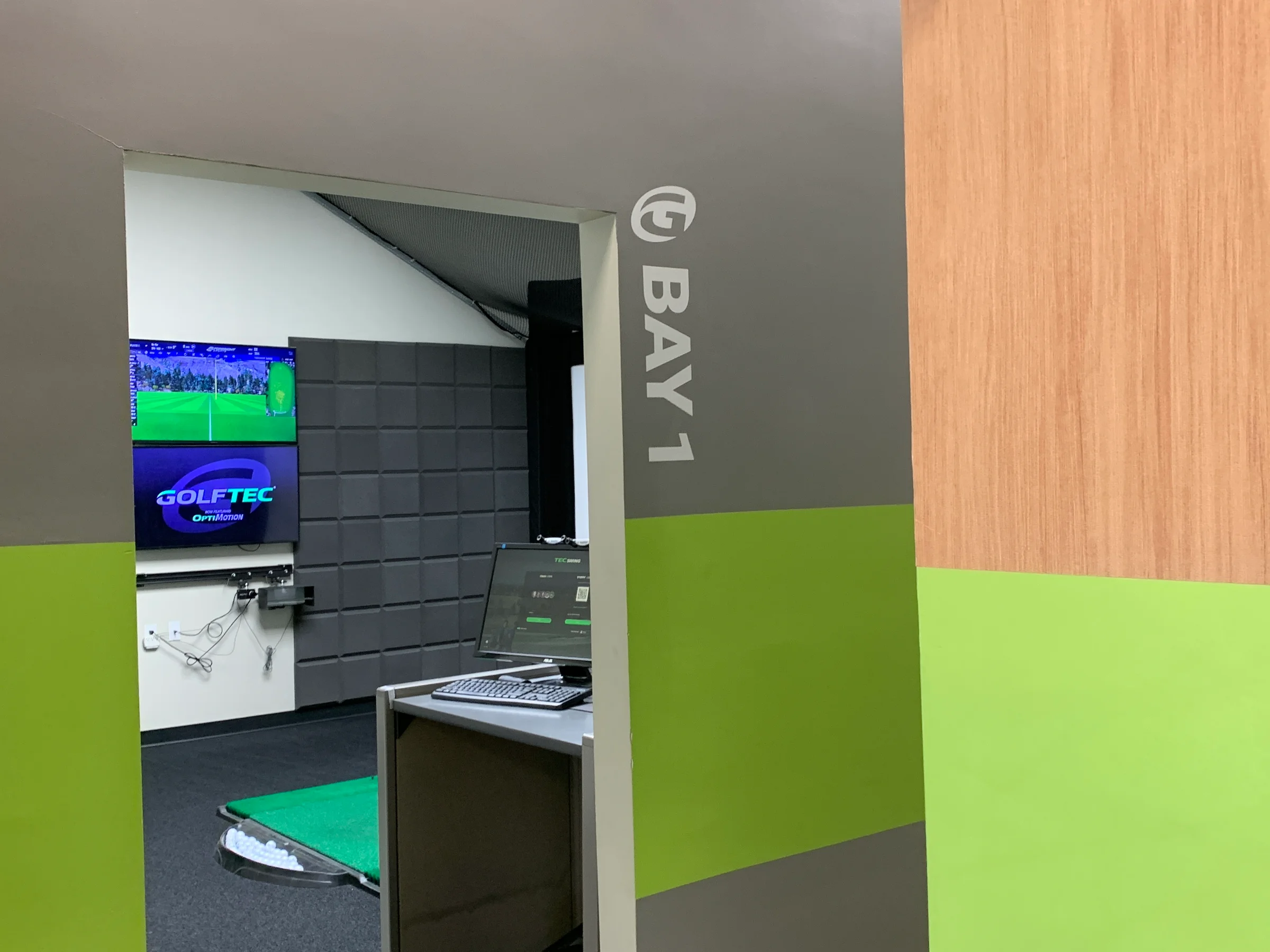 Entering a GolfTec fitting studio